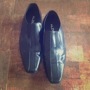Aldo black leather dress shoes. Pleated flat toe.